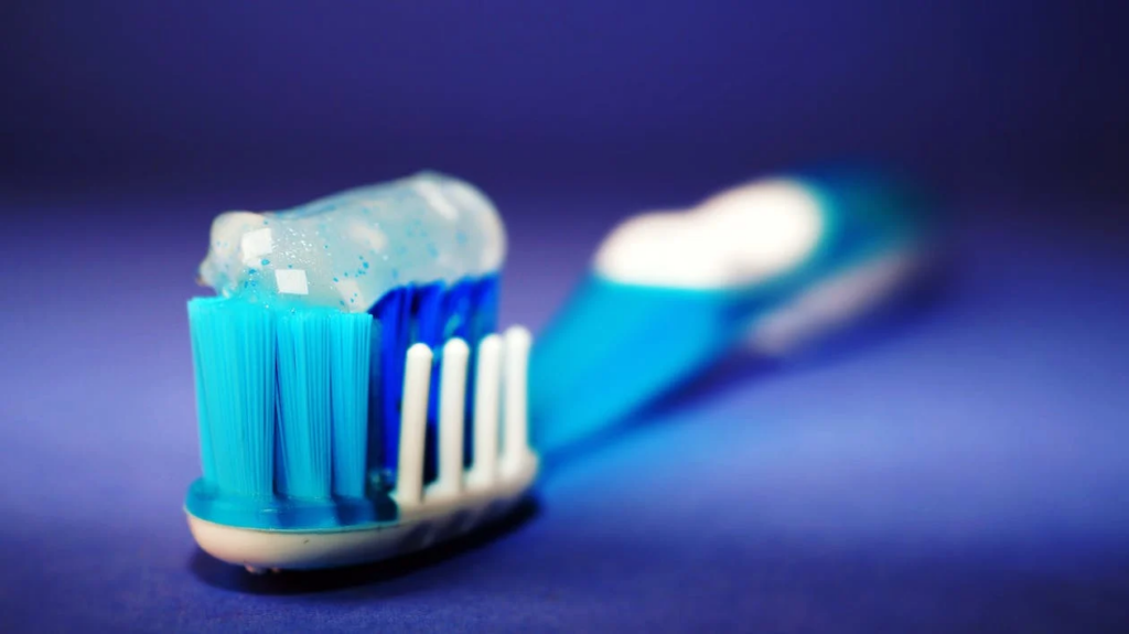 普通的牙刷雖說刷毛越做越高級，但電動牙刷還是能夠輕易地到達他們的等級（圖取自 Pexels）